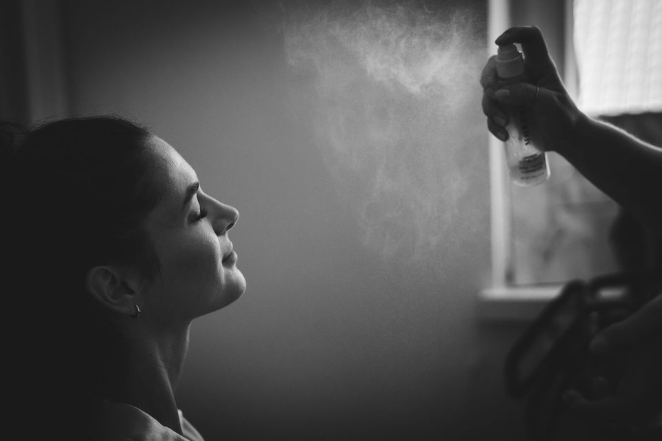 Haarspray-Nebel im Gegenlicht über dem Kopf der Braut